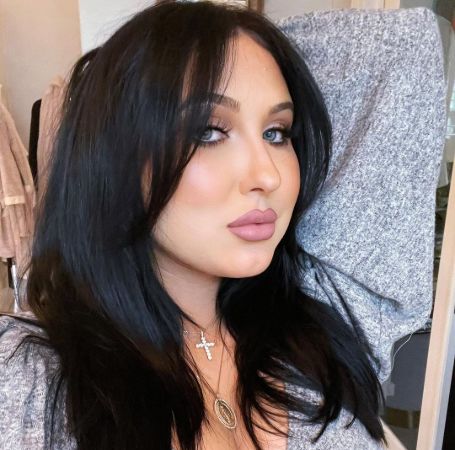 Jaclyn Hill has a net worth of $2 million.